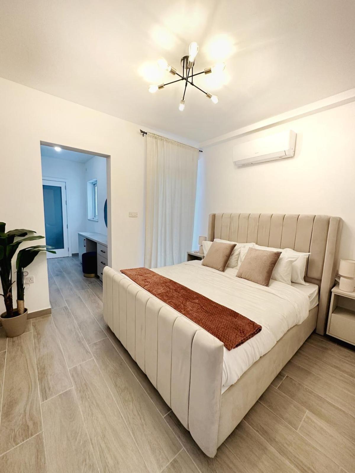 Luxury Near Waterfront!